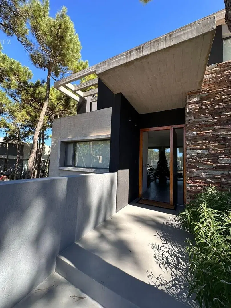 Casa Chalet  en Venta en Brisas, Villarobles, Pinamar 2
