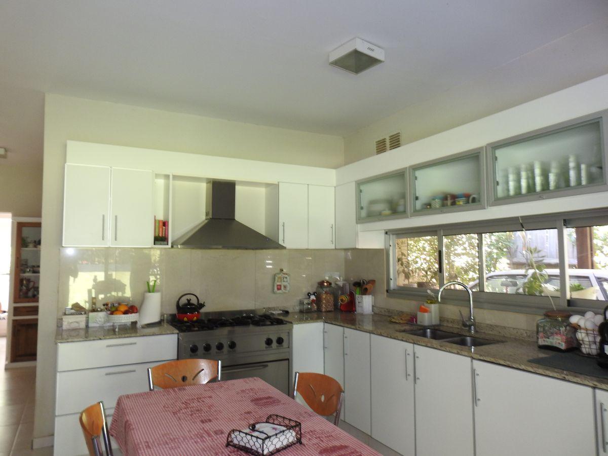 Foto de Casa 3dorm. + depend. Pileta, jardín, parrilla, cochera, imagen 5