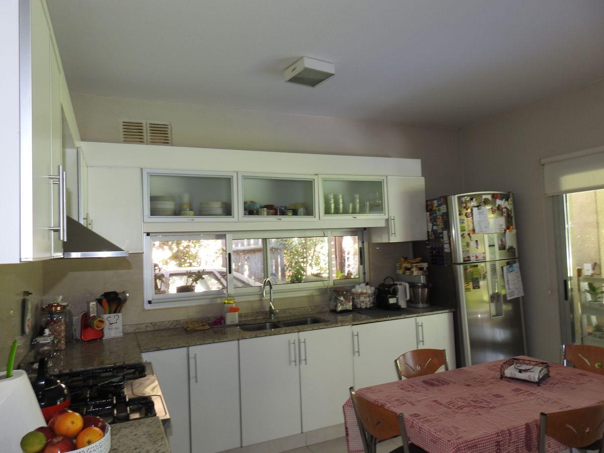 Foto de Casa 3dorm. + depend. Pileta, jardín, parrilla, cochera, imagen 4