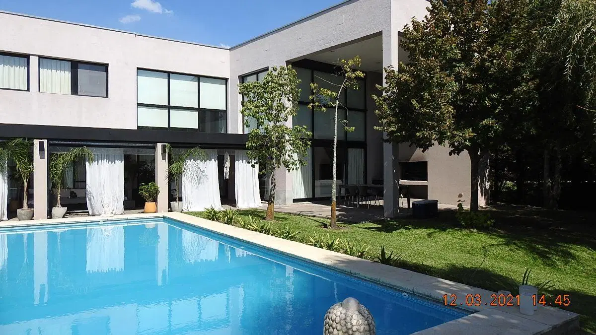HERMOSA CASA EN ALQUILER AL LAGO 1