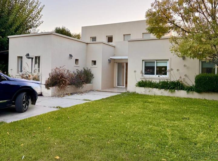 CASA EN VENTA EN ST. MATTHEWS VILLAGE - PILAR
