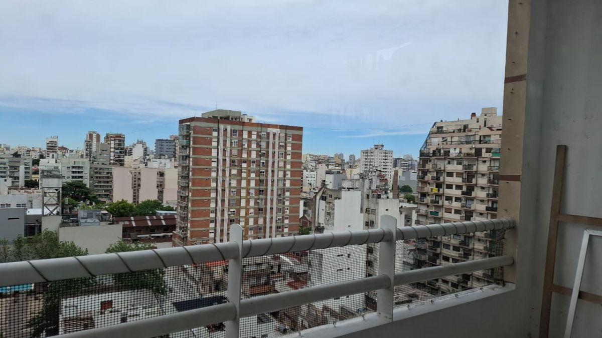 Venta departamento monoambiente con amplio balcón al frente, subdividido en 3 ambientes en edificio