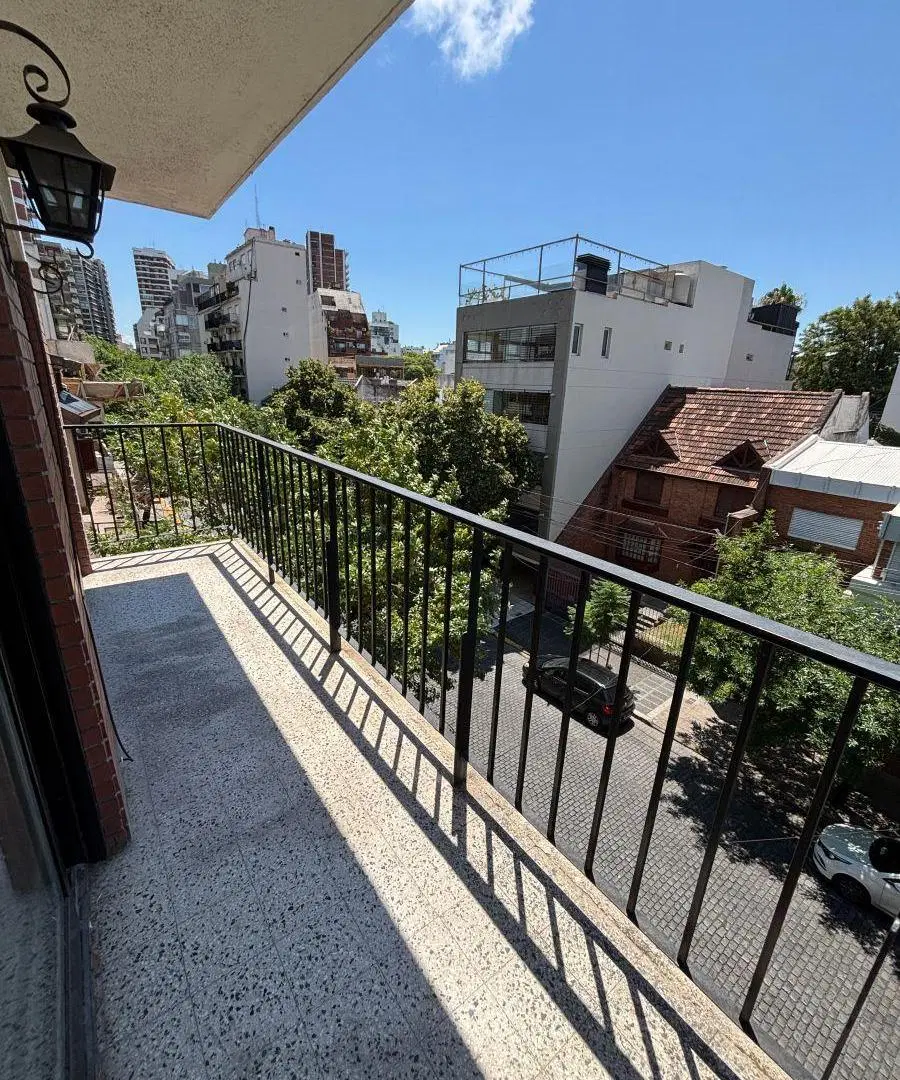 VENTA 4 AMB. AL FRENTE CON BALCON CORRIDO + ESPACIO GUARDACOCHE CUBIERTO. 1