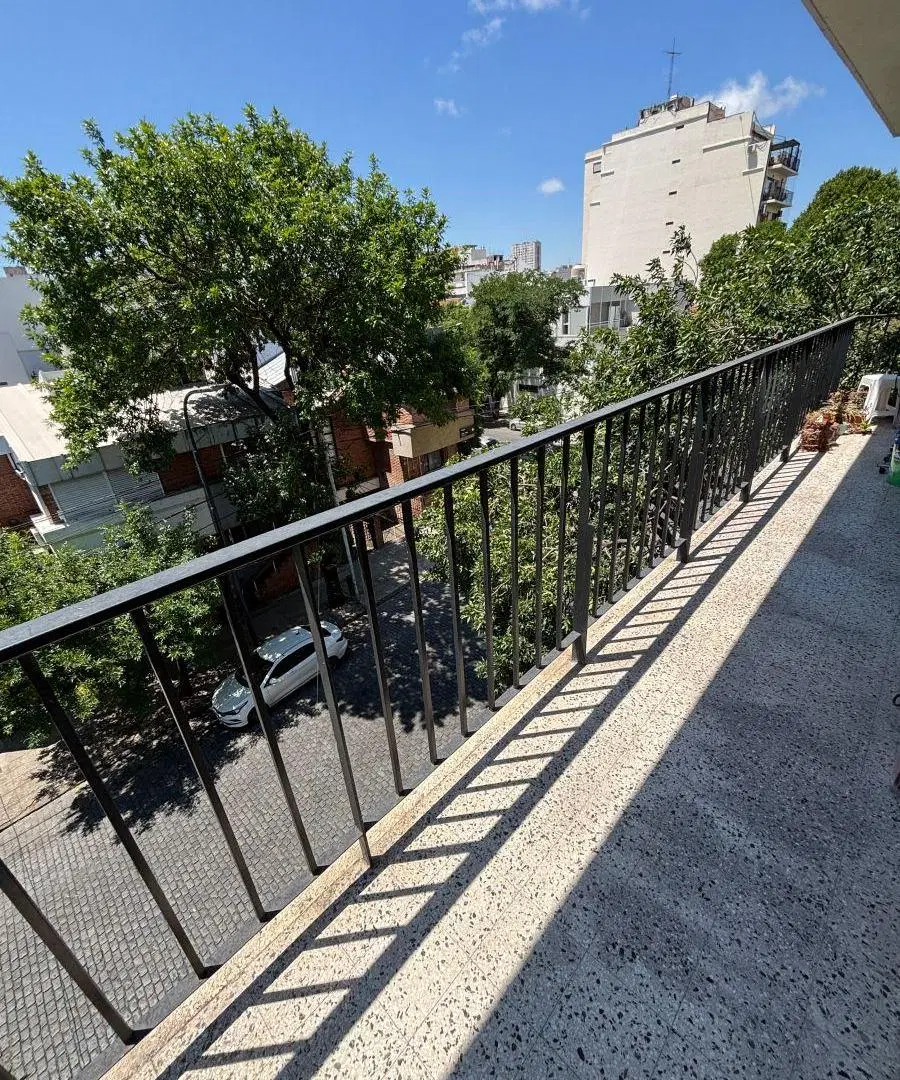 VENTA 4 AMB. AL FRENTE CON BALCON CORRIDO + ESPACIO GUARDACOCHE CUBIERTO. 2