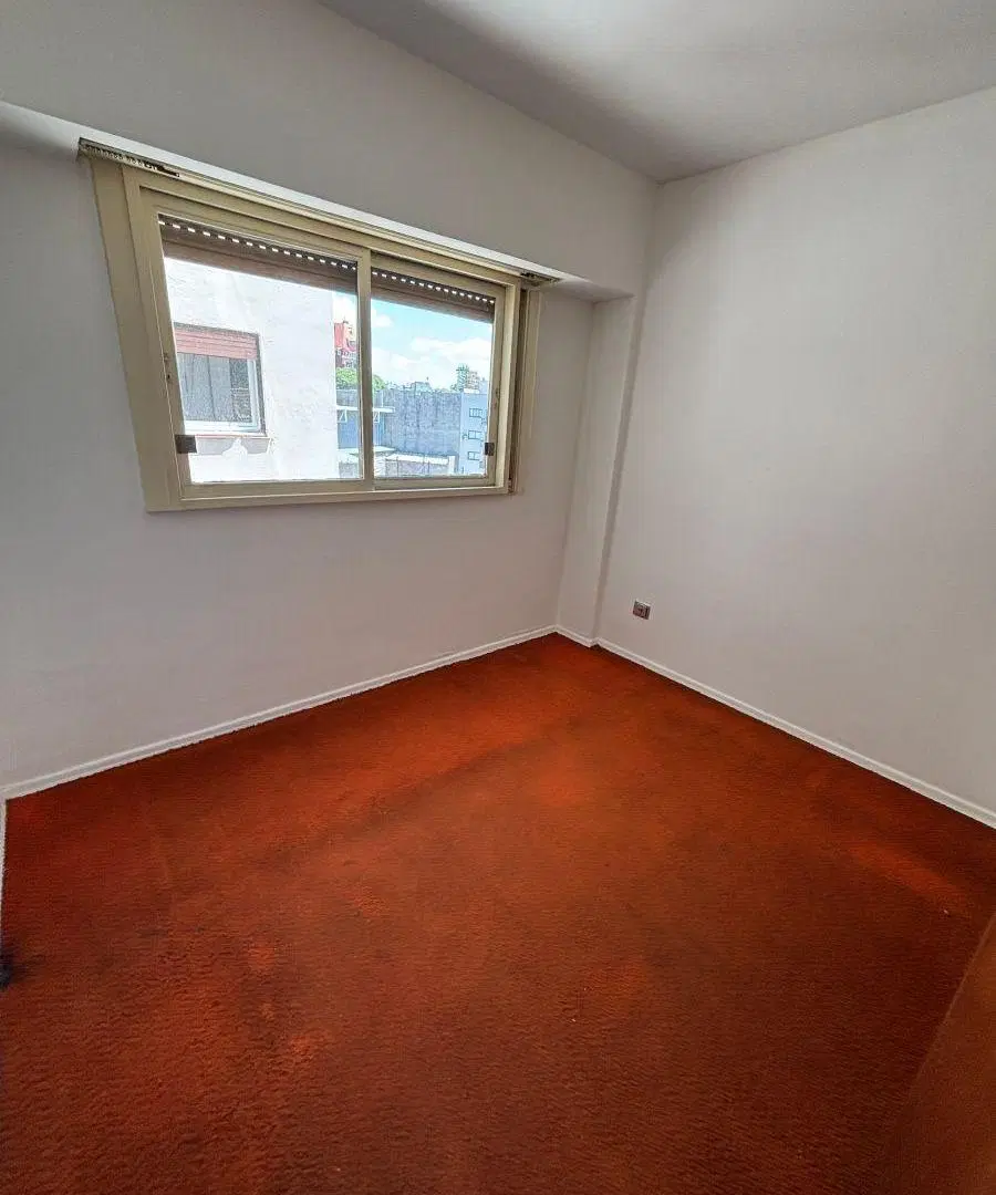 VENTA 4 AMBIENTES AL FRENTE C/BALCON CORRIDO + ESPACIO GUARDACOCHE CUBIERTO. MUY LUMINOSO 3