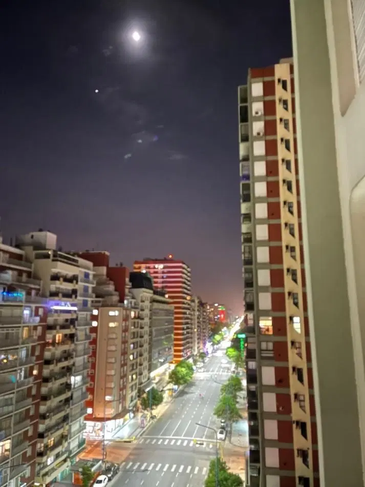 EN VENTA - 3 AMBIENTES A LA CALLE - CON COCHERA - ZONA CENTRO 2