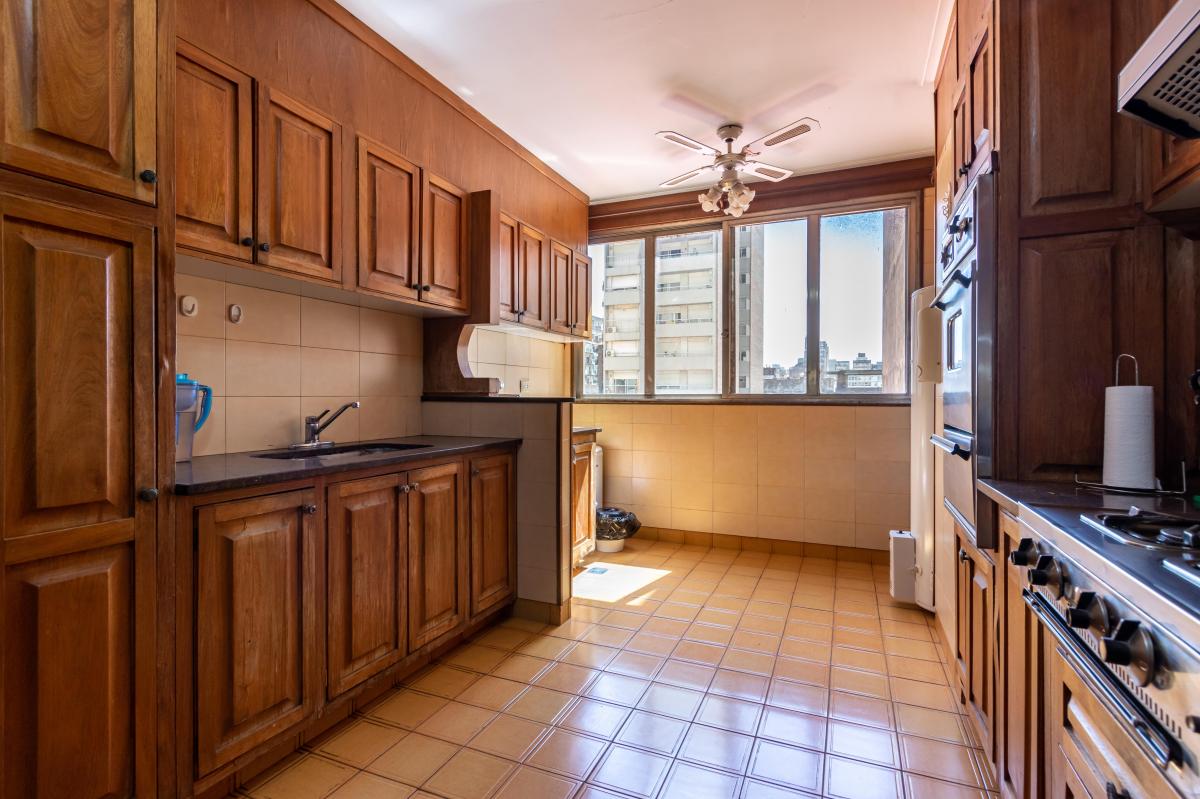Venta Piso Exclusivo con Cochera. Buenos Aires y Córdoba. 4 Dorm. 2