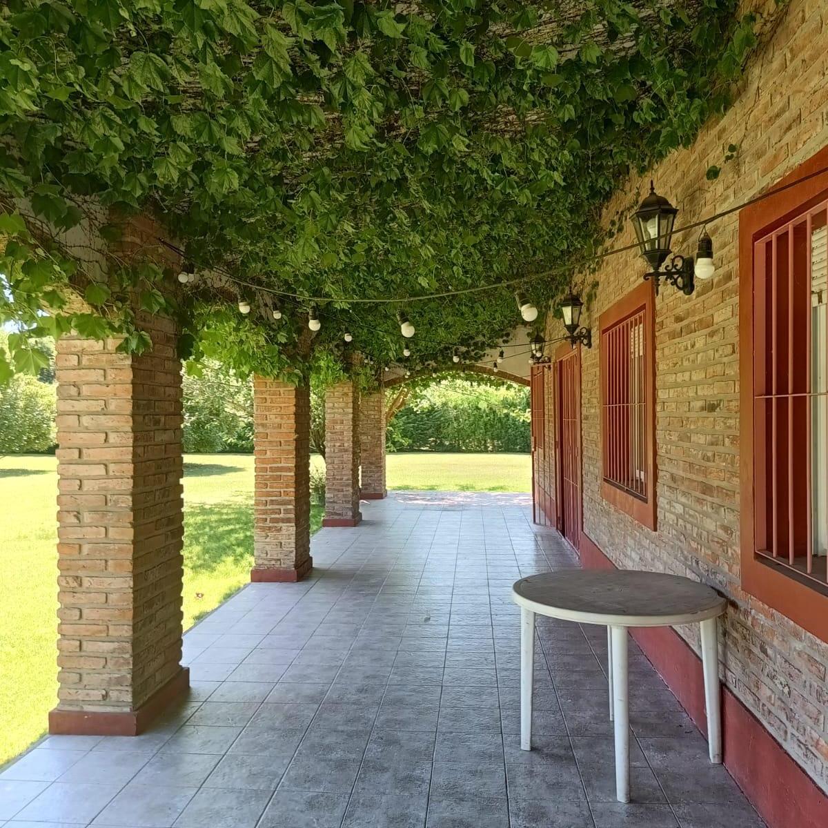 CASA EN HERMOSA ZONA DE ROLDAN CON ESPECTACULAR TERRENO PARQUIZADO