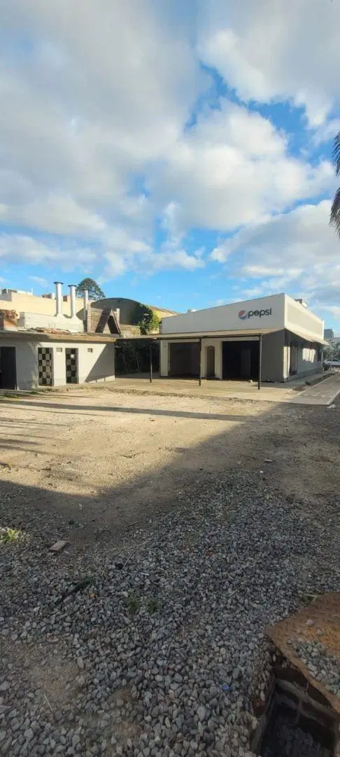 Local . | Av. Presidente Juan Domingo Peron al 900 4