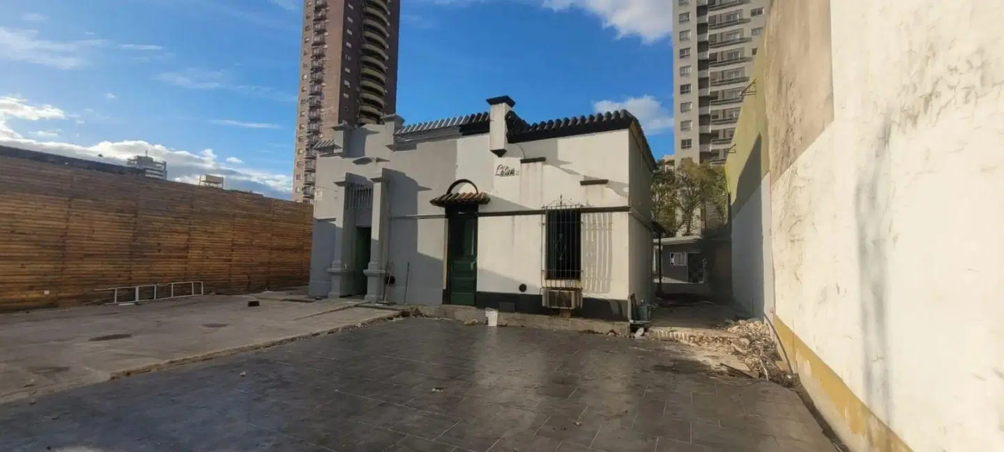 Local . | Av. Presidente Juan Domingo Peron al 900 5