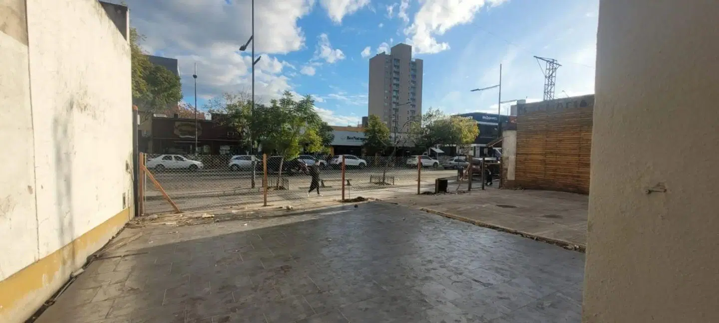 Local . | Av. Presidente Juan Domingo Peron al 900 3