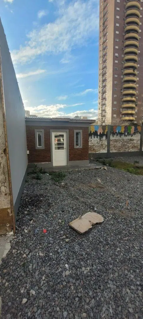 Local . | Av. Presidente Juan Domingo Peron al 900 2