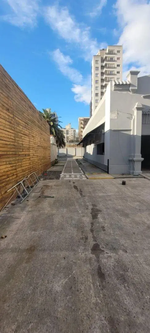 Local . | Av. Presidente Juan Domingo Peron al 900 2
