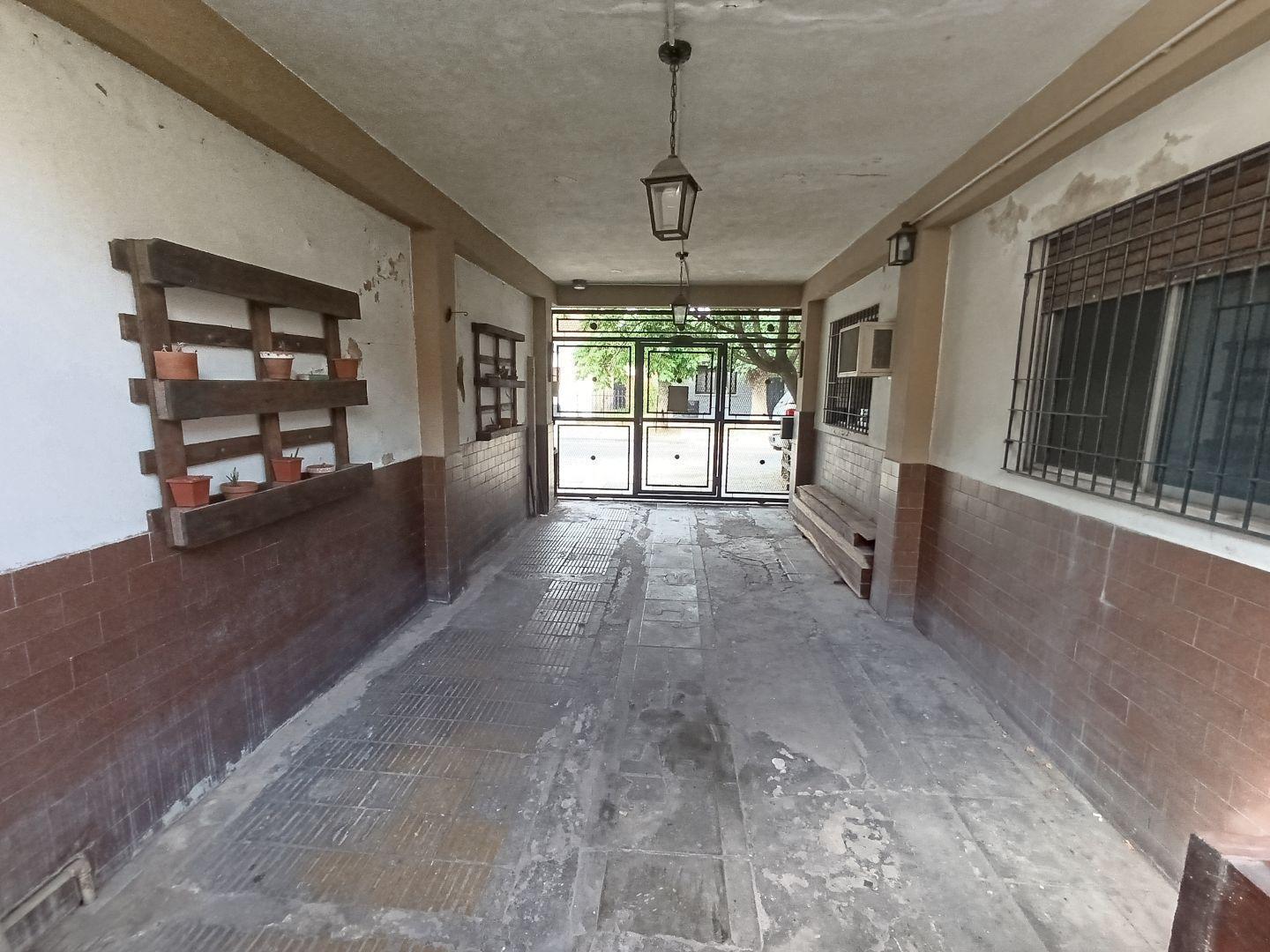 Casa 6 ambientes 4 dormitorios. | Zuviria al 2300