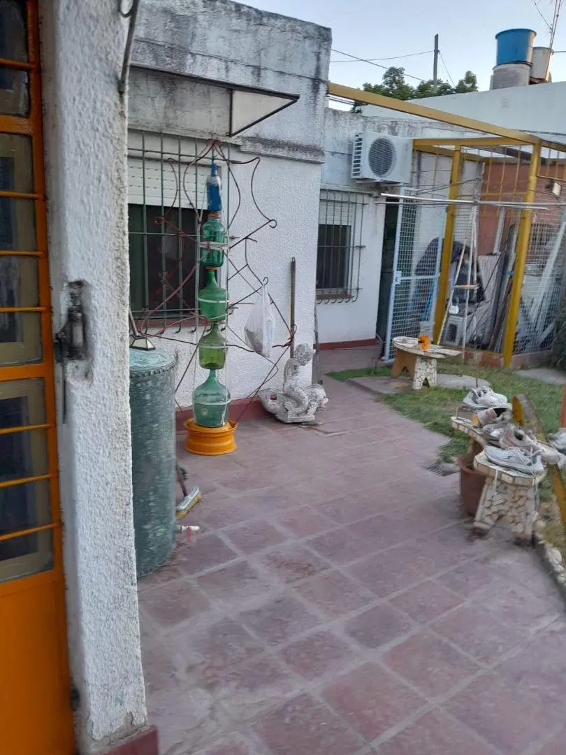 Casa 2 ambientes. | Av. Hipolito Yrigoyen al 3100 4