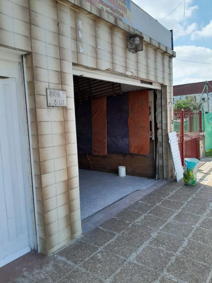 Casa 2 ambientes. | Av. Hipolito Yrigoyen al 3100 2