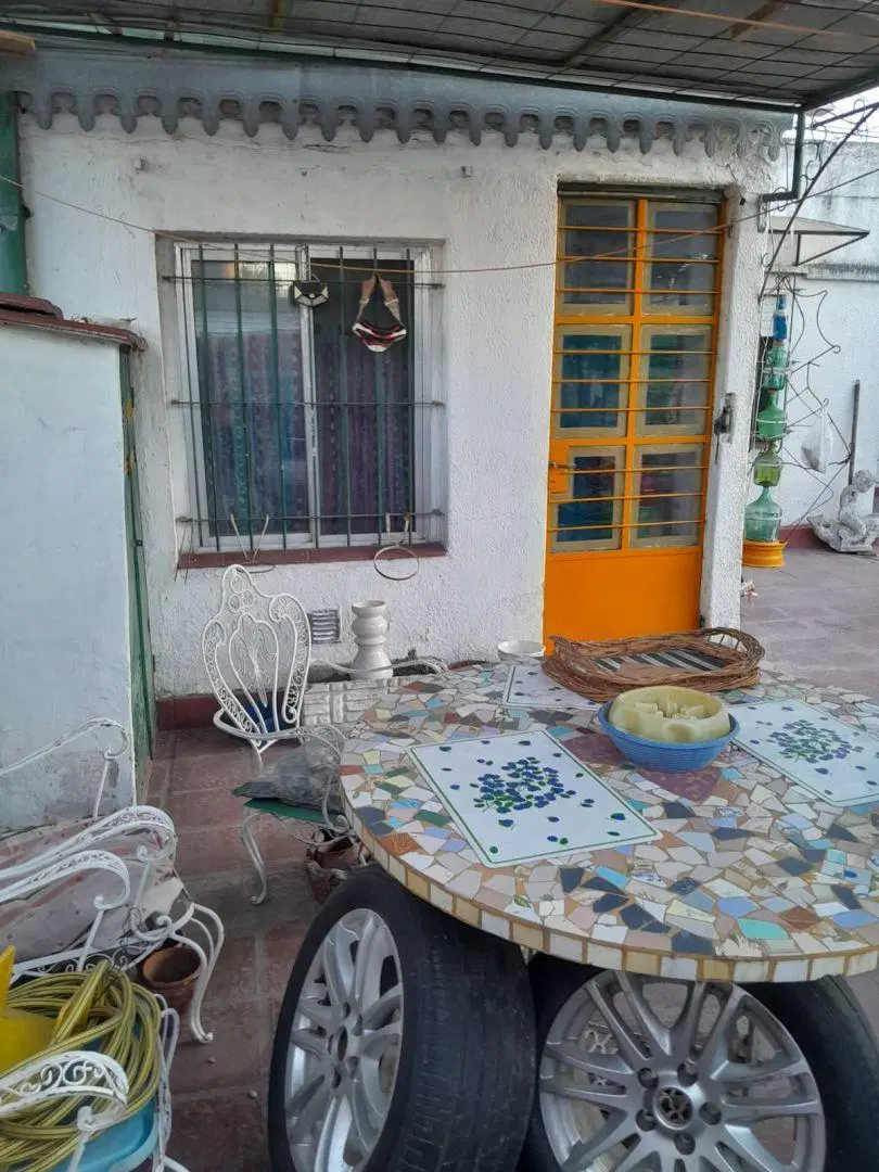 Casa 2 ambientes. | Av. Hipolito Yrigoyen al 3100 5