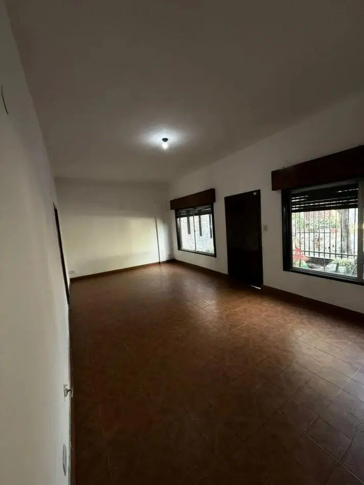 Casa 3 Ambientes con Cochera en Castelar Norte Apto Credito 1