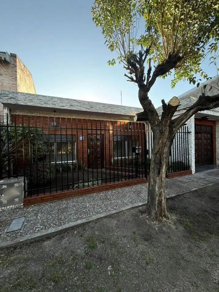 Casa 3 Ambientes con Cochera en Castelar Norte Apto Credito 2