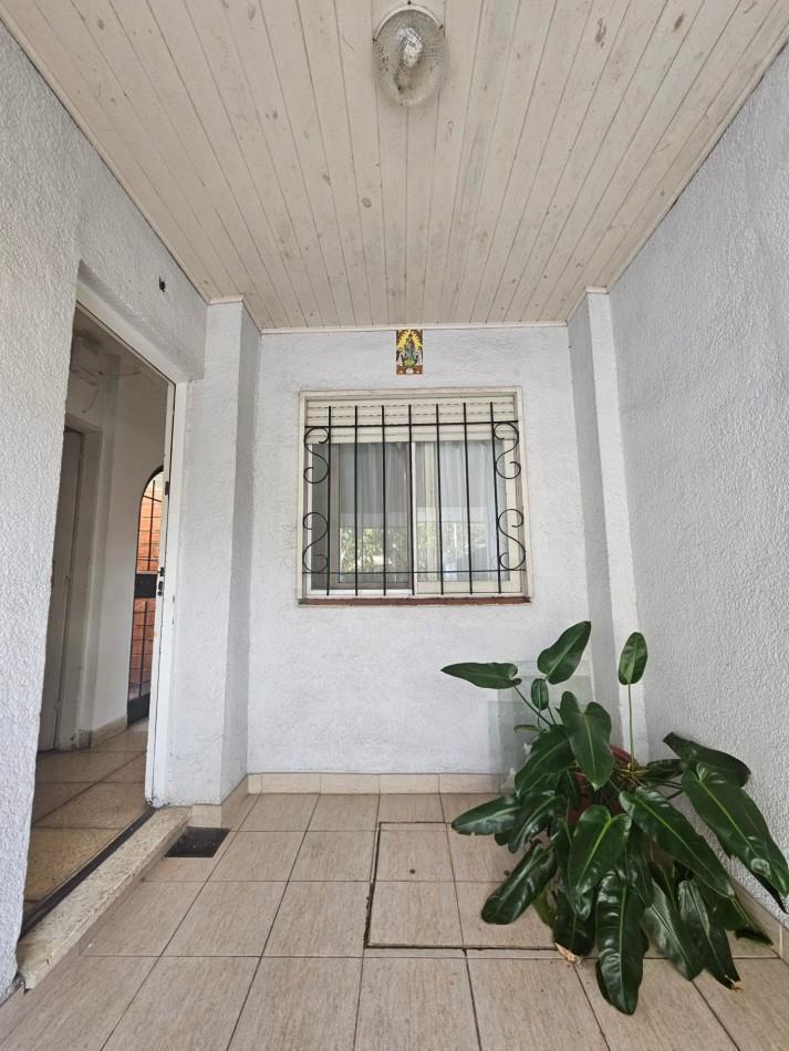 Foto de PH tipo casa de 4 ambientes con entrada independiente, cochera y amplio, imagen 2