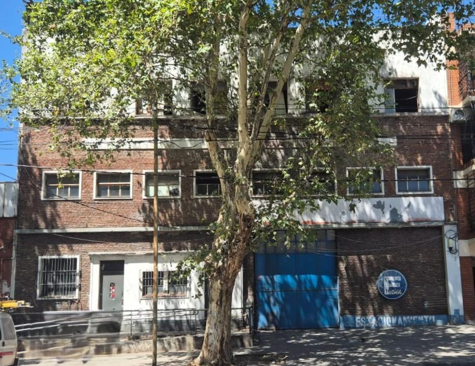 Local en Barracas de 1.000 m2 con entrada semi  - ALQUILER