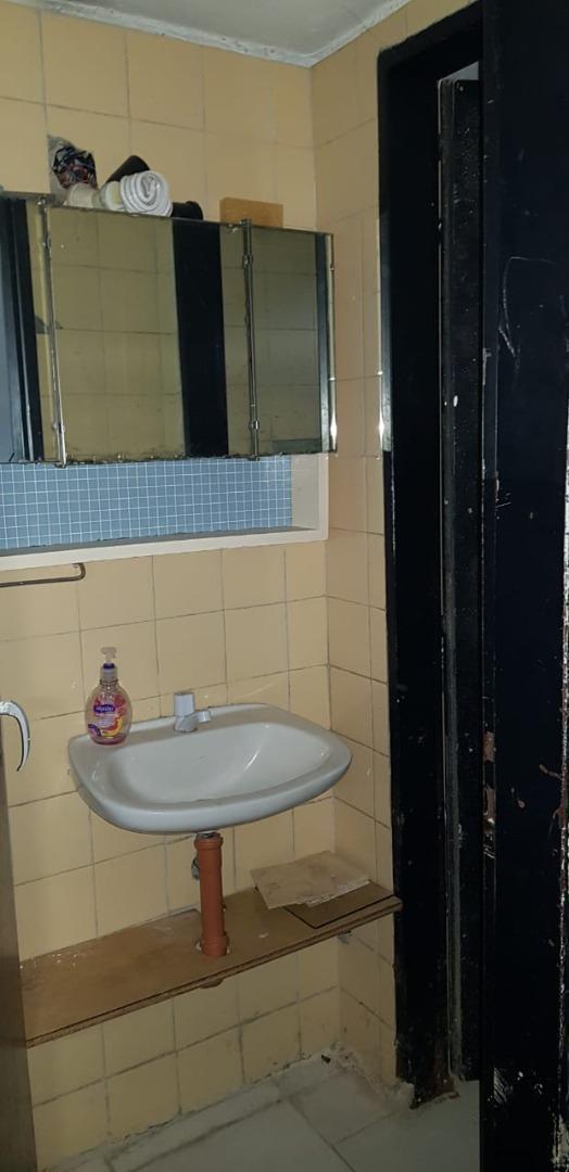 Foto de VENTA LOCAL COMERCIAL CHACARITA VIDRIERA AL FRENTE - CON O SIN RENTA, imagen 2