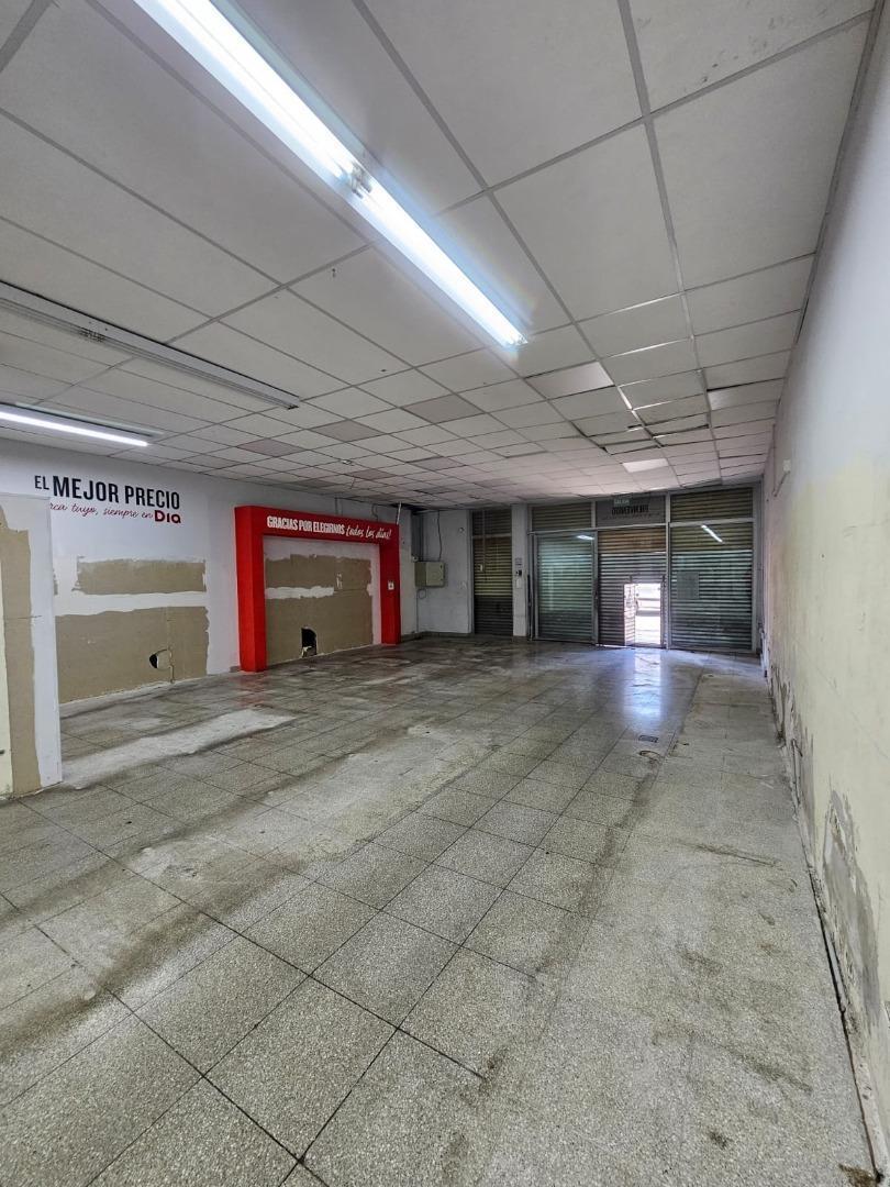Amplio Local Sobre Av Saenz Hecho a Nuevo 5