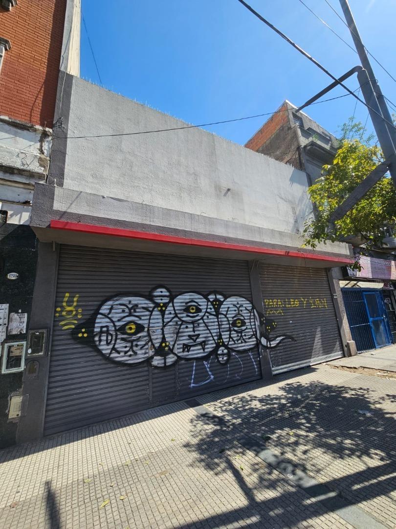 Amplio Local Sobre Av Saenz Hecho a Nuevo 2