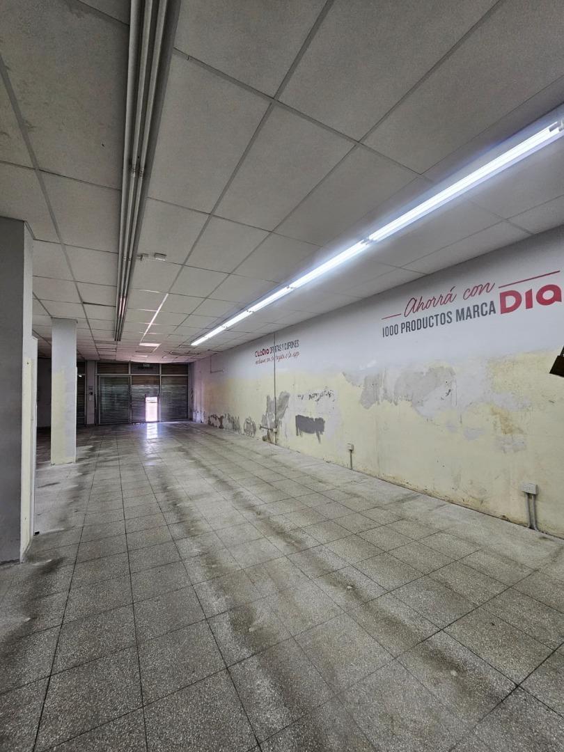 Amplio Local Sobre Av Saenz Hecho a Nuevo 4