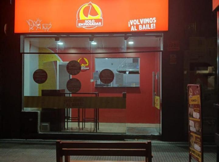 LOCAL CON RENTA 7% DOBLE ALTURA SIN EXPENSAS POLO GASTRO