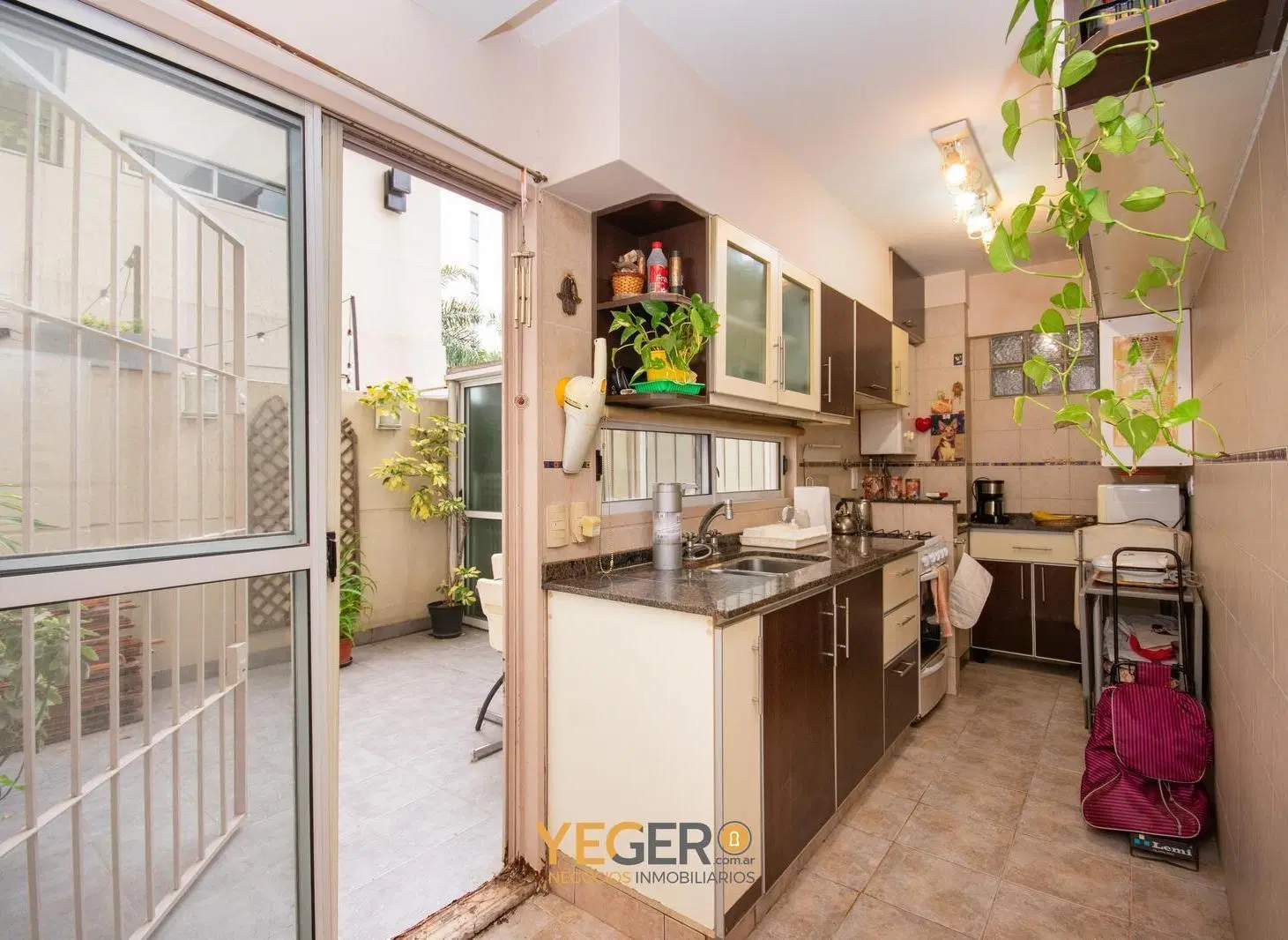 Departamento con balcón y patio mas ambientes muy amplios luminosos 2