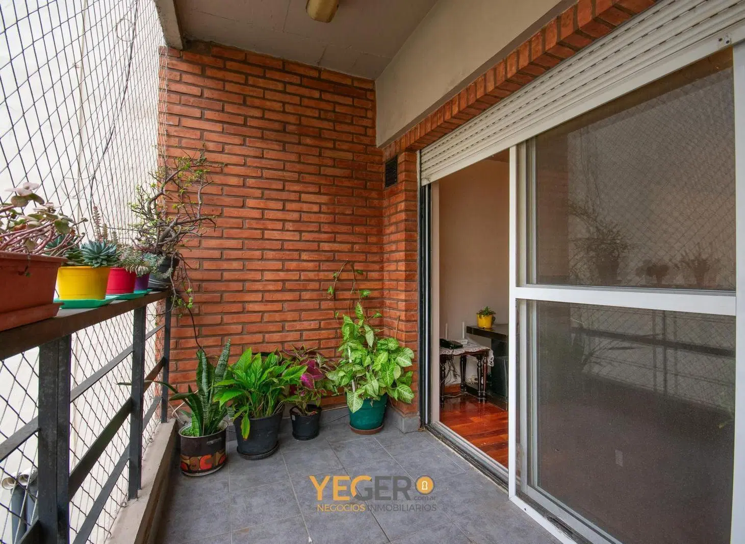 Departamento con balcón y patio mas ambientes muy amplios luminosos 1