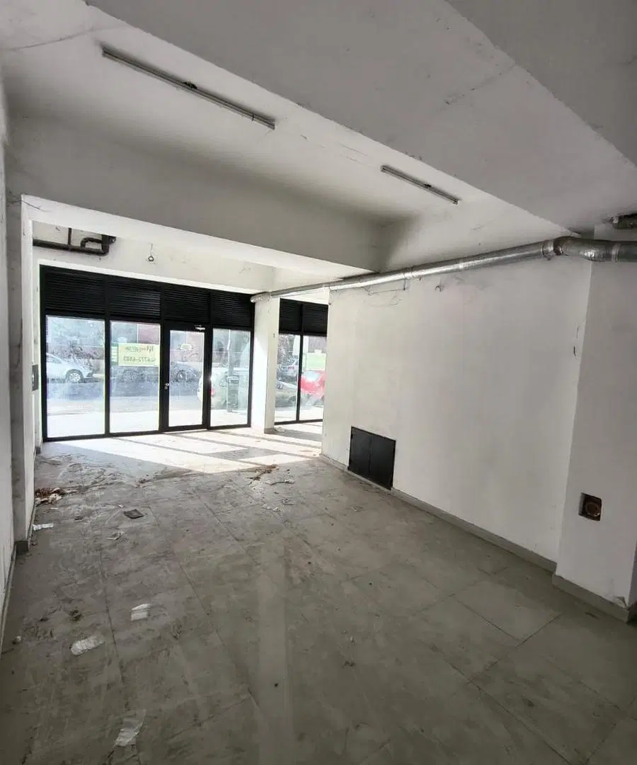 Alquiler comercial local vidriera al frente hospital de niños 7