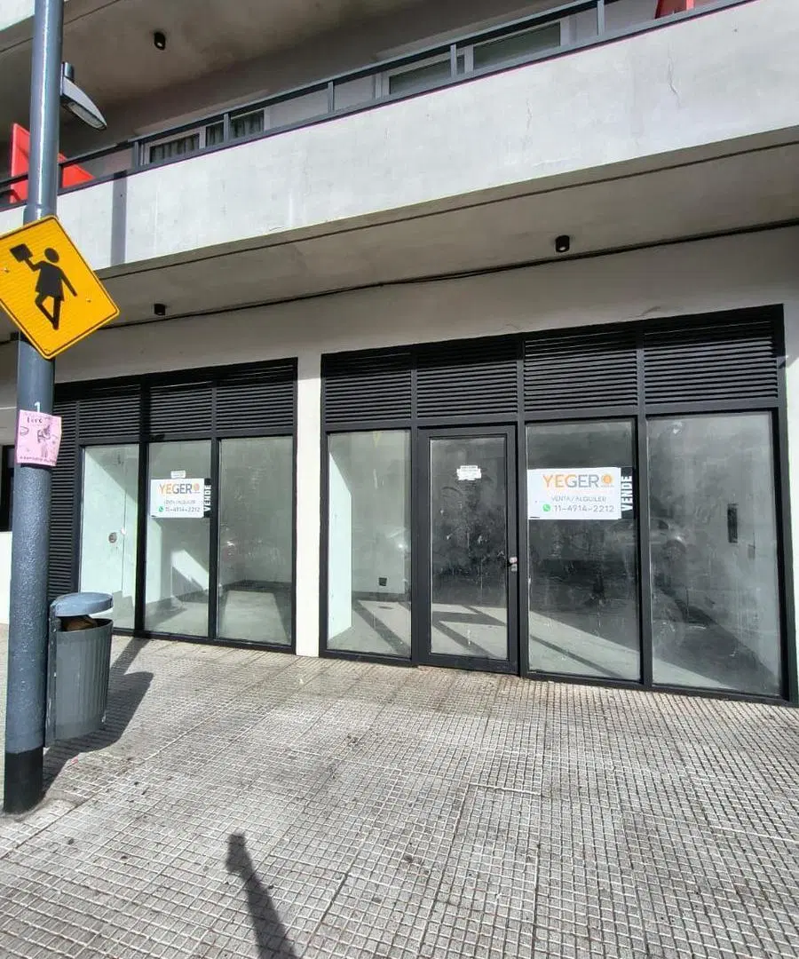 Alquiler comercial local vidriera al frente hospital de niños 1
