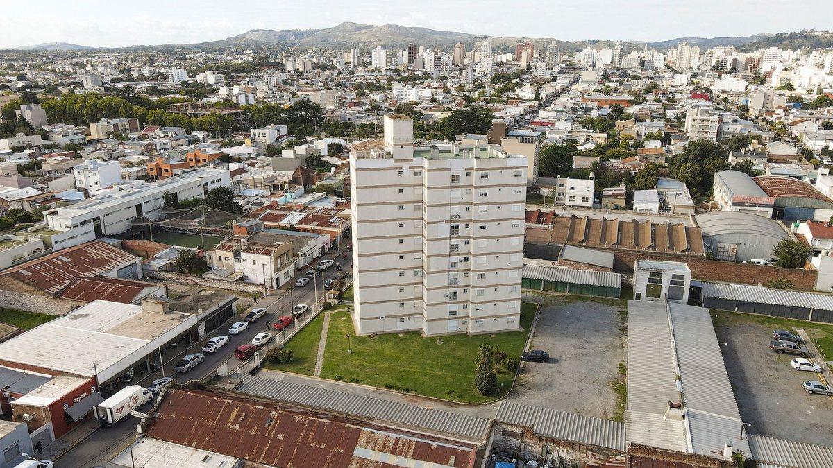 Venta de Departamento Dos Dorm. Semicentrico 4