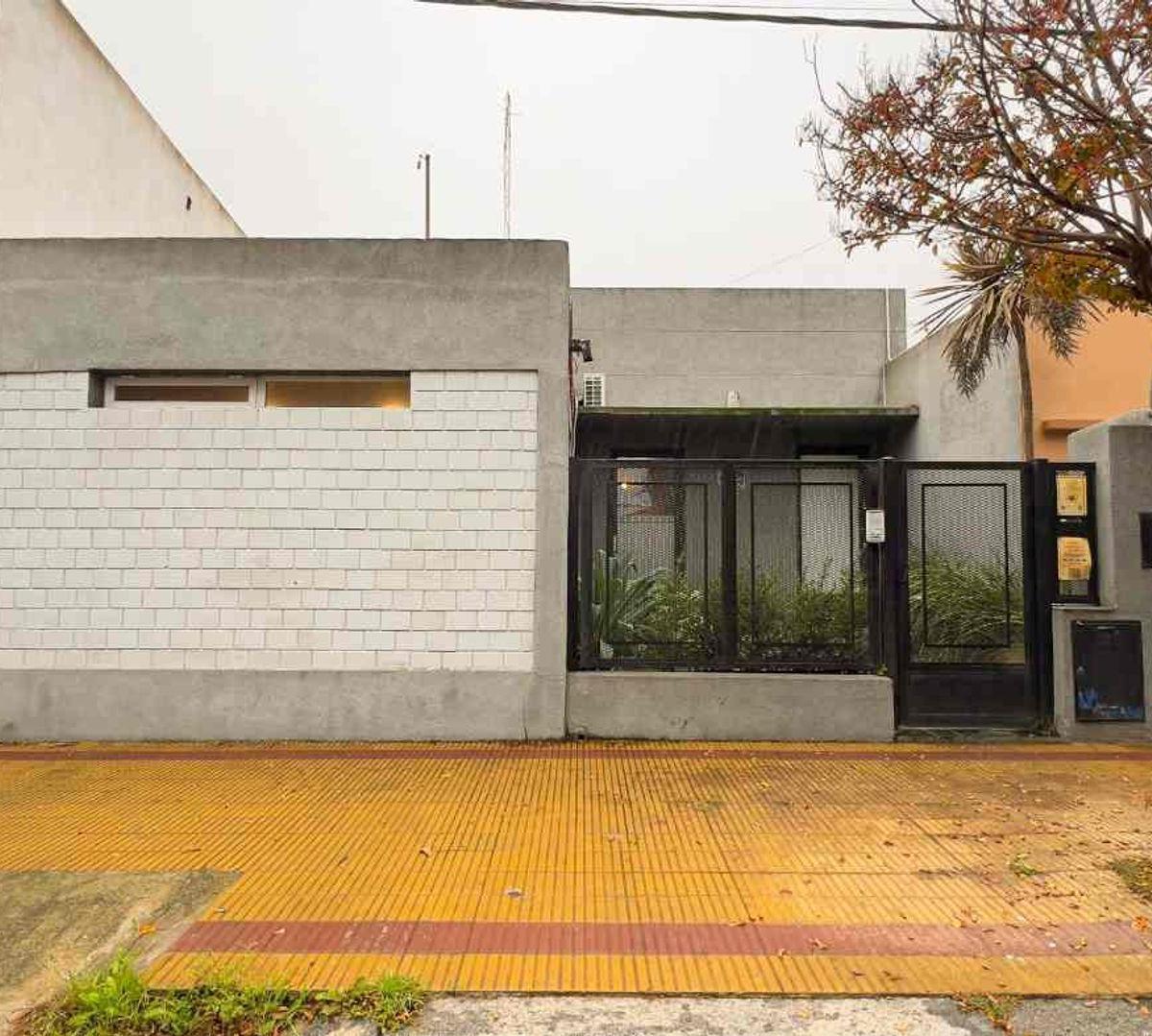 Venta Casa con Dependencias - Semicentro - Tandil 2
