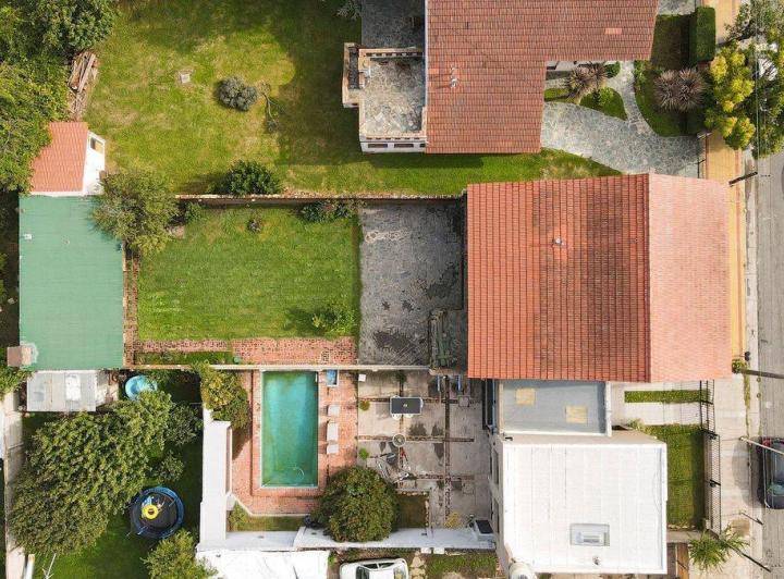 CASA EN VENTA - 5 DORMITORIOS - ZONA LAGO 1