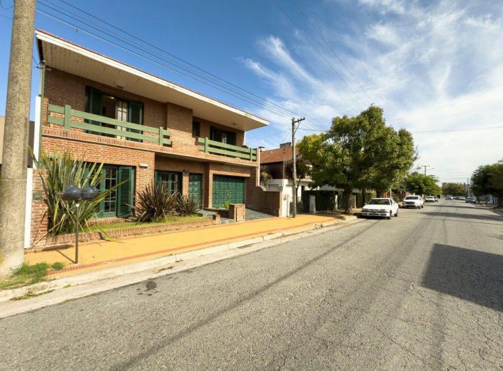 CASA EN VENTA - 5 DORMITORIOS - ZONA LAGO 5