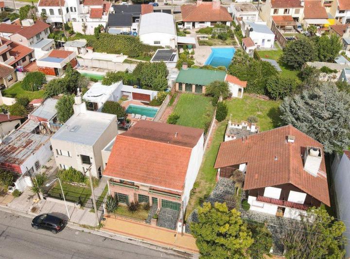 CASA EN VENTA - 5 DORMITORIOS - ZONA LAGO 4