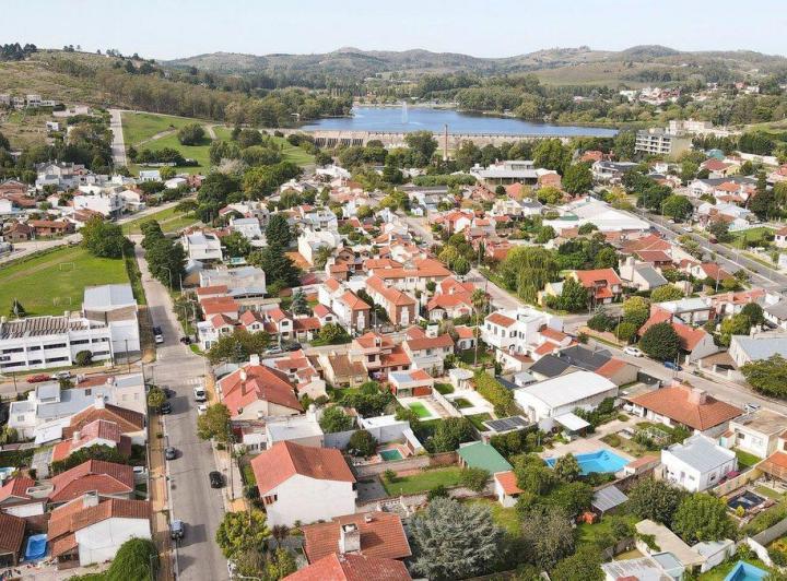CASA EN VENTA - 5 DORMITORIOS - ZONA LAGO 5