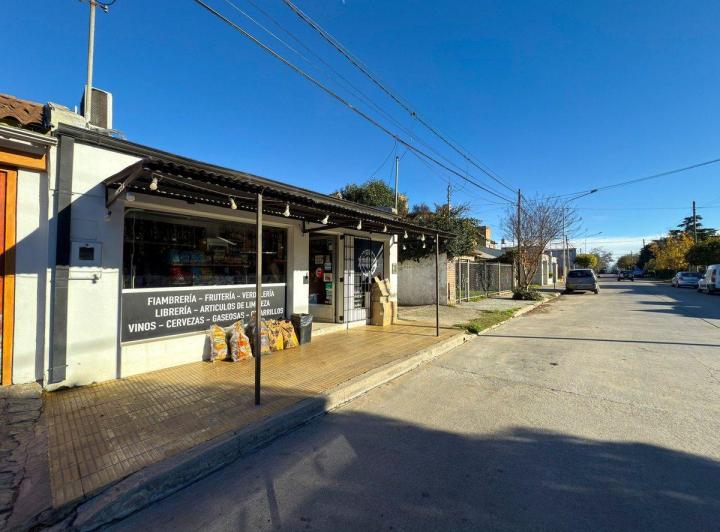 VENTA LOCAL CON CASA A RECICLAR ZONA CERRITO 2