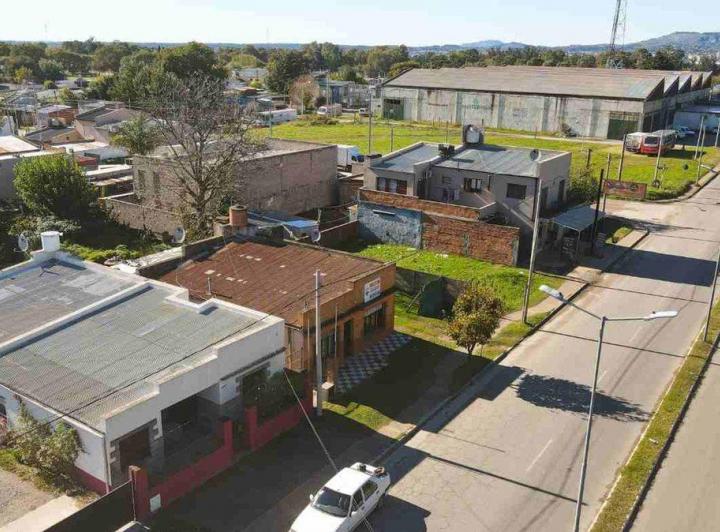 VENTA CASA A REFACCIONAR - AV LUNGHI 2000 - TANDIL 3