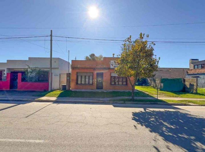 VENTA CASA A REFACCIONAR - AV LUNGHI 2000 - TANDIL 4