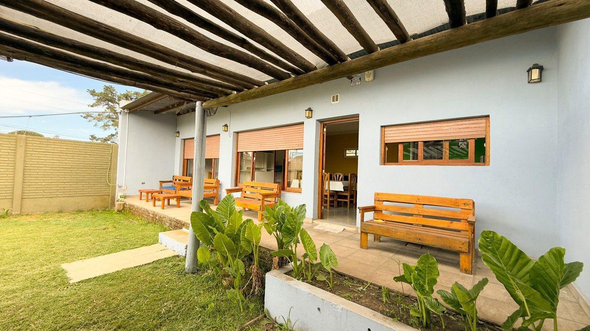 CASA CON PARQUE Y PILETA A LA VENTA TANDIL