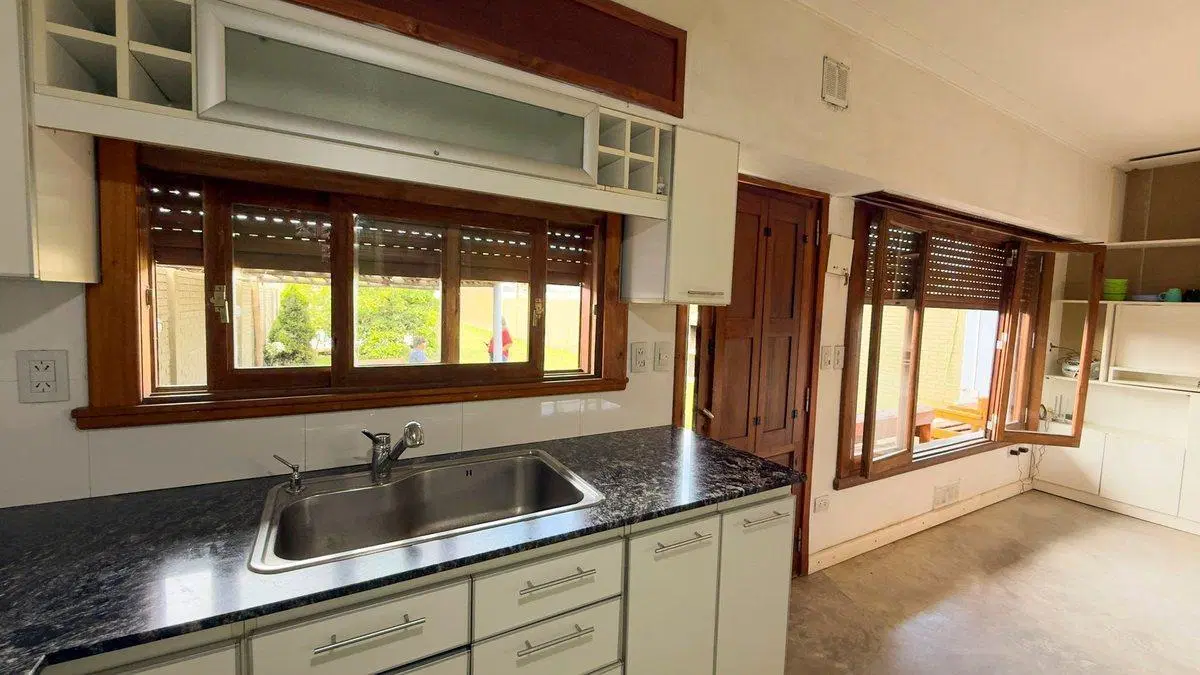 CASA CON PARQUE Y PILETA A LA VENTA TANDIL 5