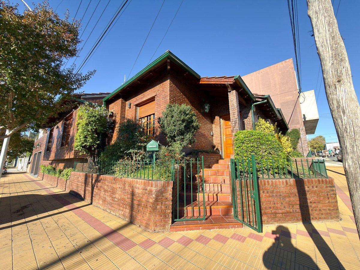 VENTA IMPORTANTE CASA TRES DORMITORIOS TANDIL