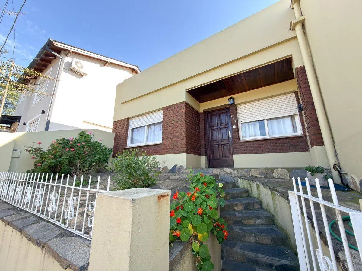 EN VENTA CASA CON DEPTO Y QUINCHO TANDIL 5