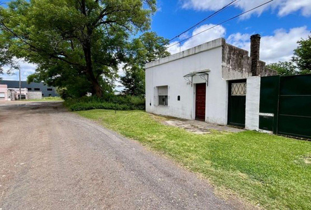 CASA EN VENTA DE DOS HABITACIONES EN AZUL