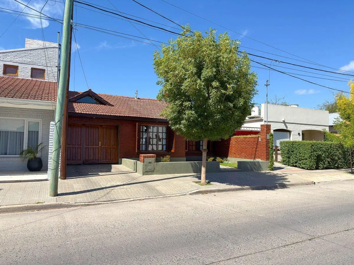 CASA CON PILETA, PARQUE Y DOS DORMITORIOS. TANDIL 4