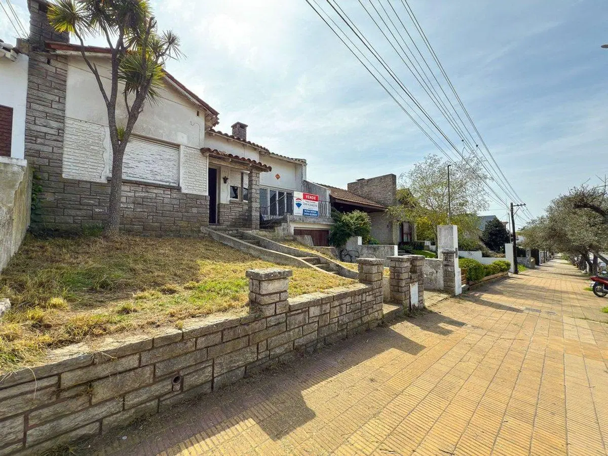 EN VENTA AMPLIA CASA A RECICLAR ZONA CALVARIO 3